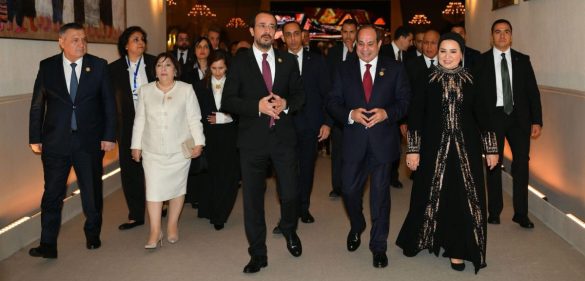 Il rappresentanti di diversi Paesi camminano nel museo