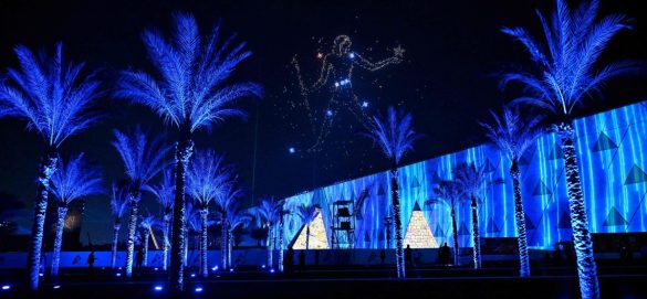 Grandi giochi di luce illuminano il cielo durante la cerimonia d'apertura del Gem