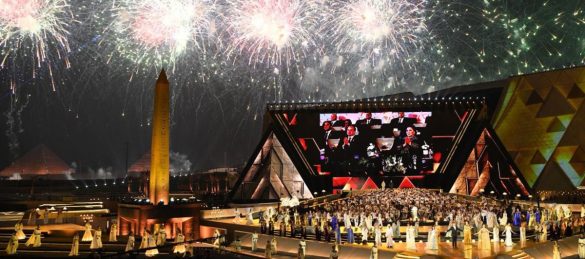 Il grande spettacolo tra luci, cantanti, attori e ballerini