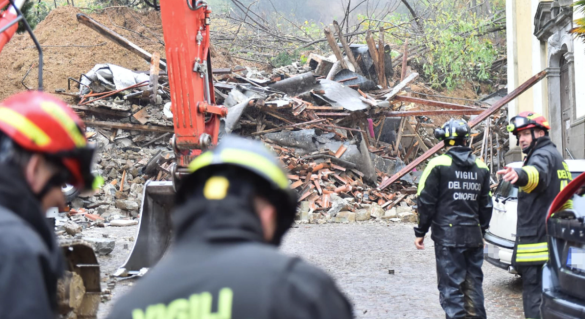 I vigili del fuoco sul luogo della frana Foto Ansa 2