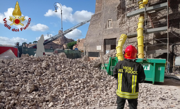 Crollo ai Fori Imperiali,operaio ferito travolto da macerie I vigili intervenuti sul luogo del crollo parziale della Torre dei Conti