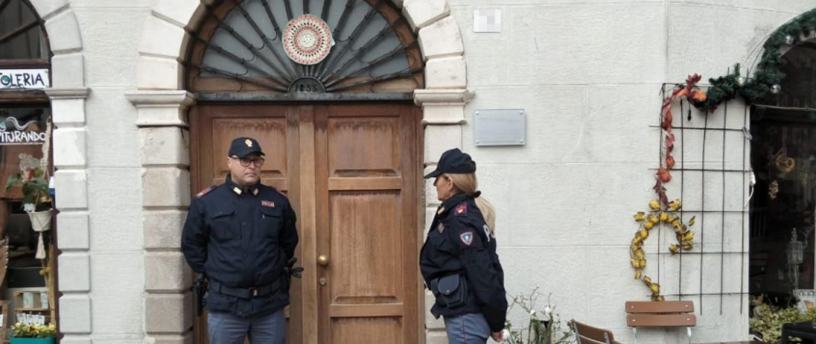 Madre uccide il figlio di 9 anni tagliandogli la gola