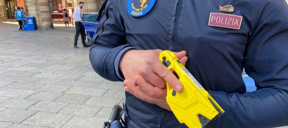 Taser 2 Un poliziotto con un taser