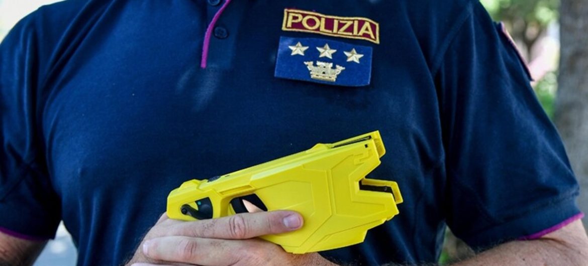 taser da scalare Un poliziotto con un taser