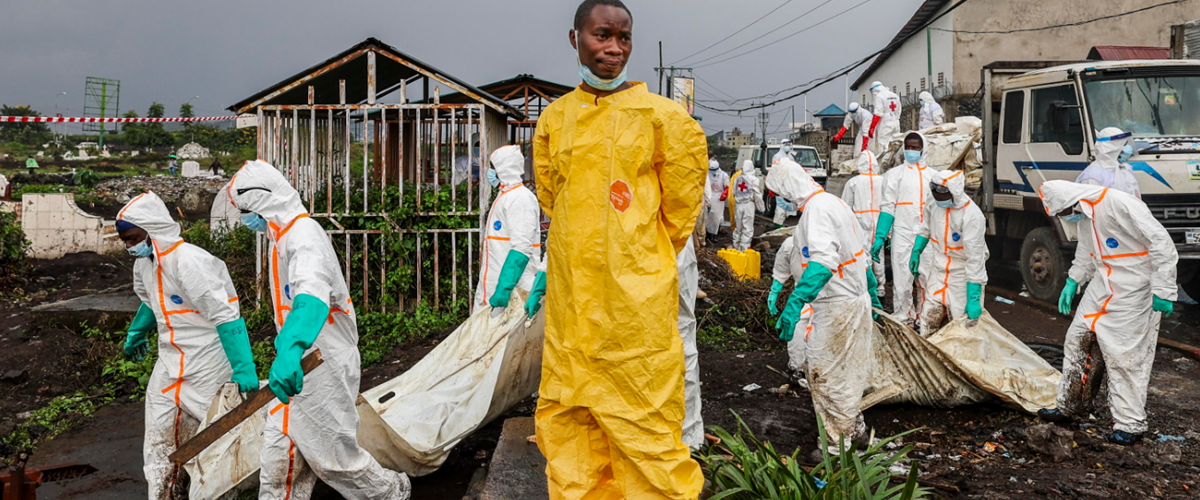 Membri della Croce Rossa congolese trasportano le vittime del conflitto