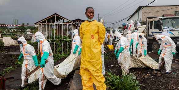 Congo Membri della Croce Rossa congolese trasportano le vittime del conflitto