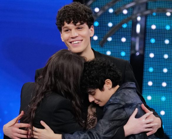 Cast del Festival al completo, Angelica Bove e Nicolò Filippucci vincono Sarà Sanremo sarà sanremo