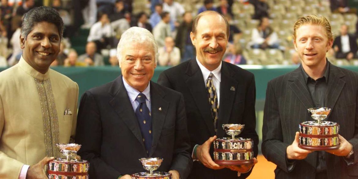 Il tennista indiano Vijay Armitraj, l’italiano Nicola Pietrangeli, l’australiano Stan Smith e il tedesco Boris Becker il 5 dicembre 1999 a Nizza durante la Coppa Davis tra Australia e Francia