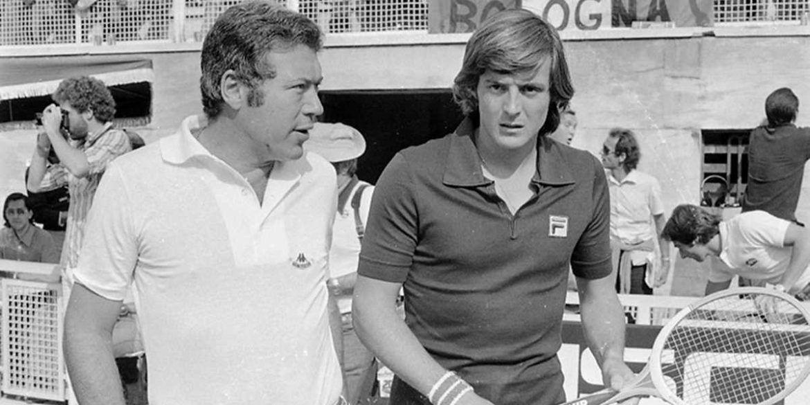 Il tennista Adriano Panatta in campo con l'allenatore Nicola Pietrangeli, durante uno degli incontri della semifinale di Coppa Davis Italia - Australia, Roma, 24 settembre 1976.