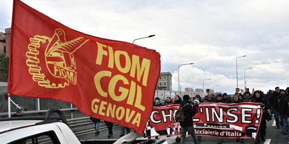 Cortei, blocchi stradali e striscioni contro il ministro Adolfo Urso. Riprende così la protesta degli operai dell’ex Ilva di Cornigliano