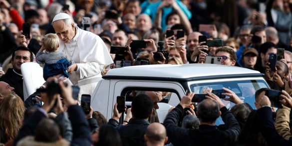 Papa Leone durante l'udienza generale a Piazza San Pietro