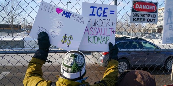 SCATTIDELGIORNO: Protesters gather at ICE offices in Minneapolis after fatal shooting