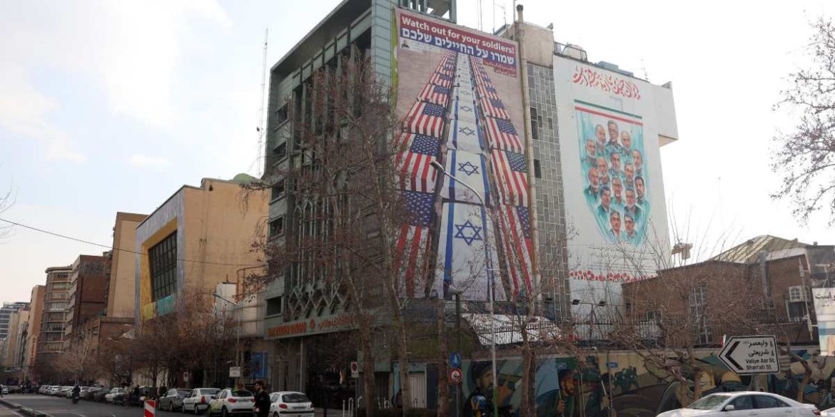 cartellone pubblicitario anti-USA e anti-Israele a Teheran cartellone pubblicitario anti-USA e anti-Israele a Teheran