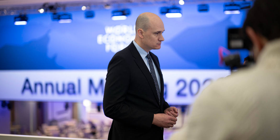 L'amministratore delegato del World Economic Forum, Mirek Dusek, nel centro congressi prima dell'inizio dei lavori, Davos, Svizzera