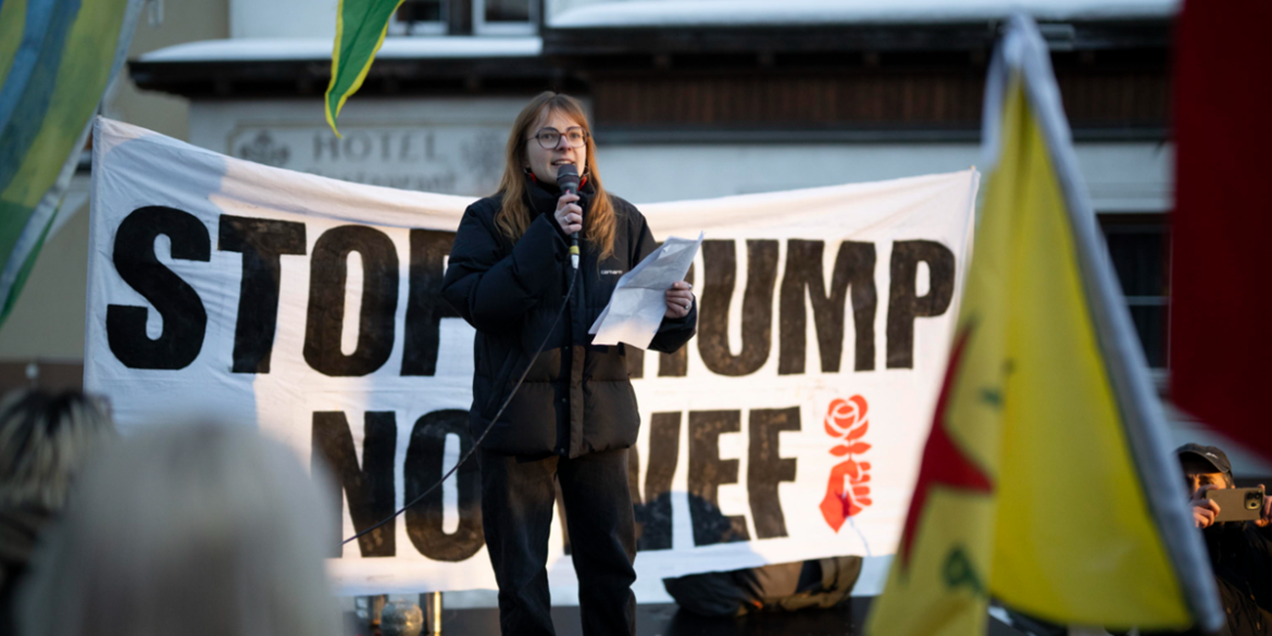 Mirjam Hostetmann, presidente del partito socialista giovanile svizzero, parla durante le manifestazioni a Davos, Svizzera