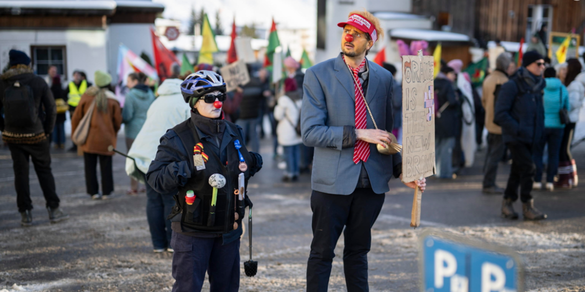 Manifestanti travestiti da Donald Trump e polizia partecipano alle proteste davanti per le strade di Davos, Svizzera