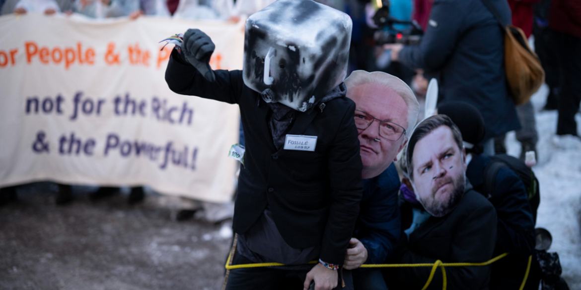 Manifestante proteste contro le lobby dei combustibili fossi a Davos, Svizzera