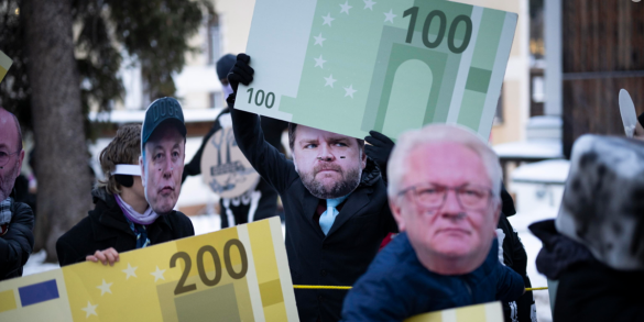 Manifestanti protestano contro la concentrazione della ricchezza nel mondo