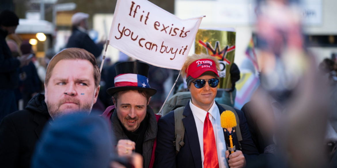 Manifestanti con le maschere di Donald Trump e J. D. Vance protestano per le strade di Davos, Svizzera
