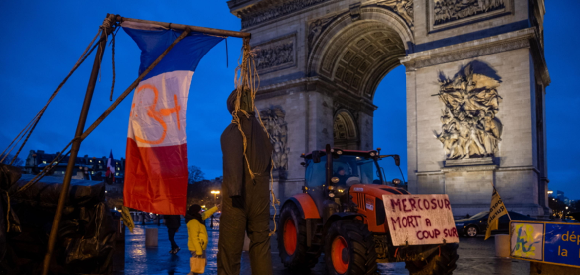 Gli agricoltori francesi in protesta sotto l'Arco di Trionfo