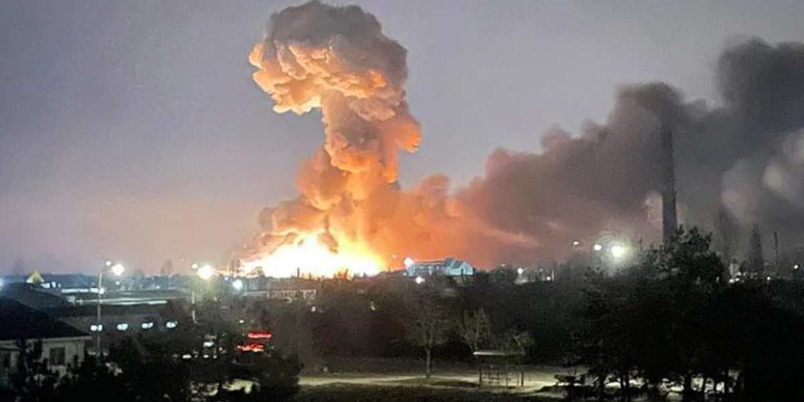 24 FEBBRAIO 2022 Lo scoppio e la densa nuvola di fumo Ucraina