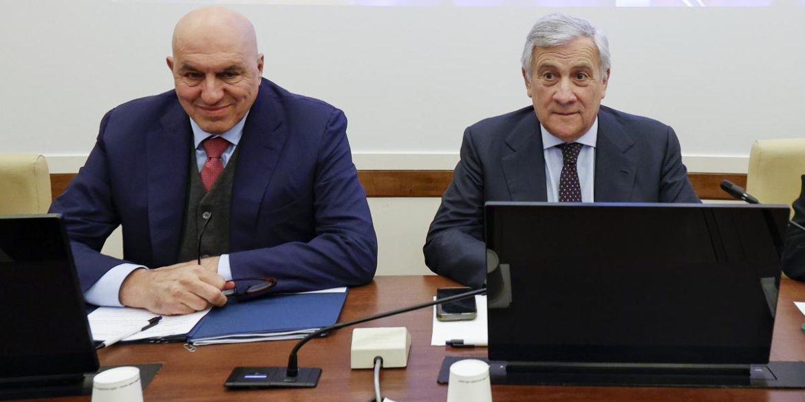 Il ministro della difesa Crosetto e il ministro degli esteri Tajani