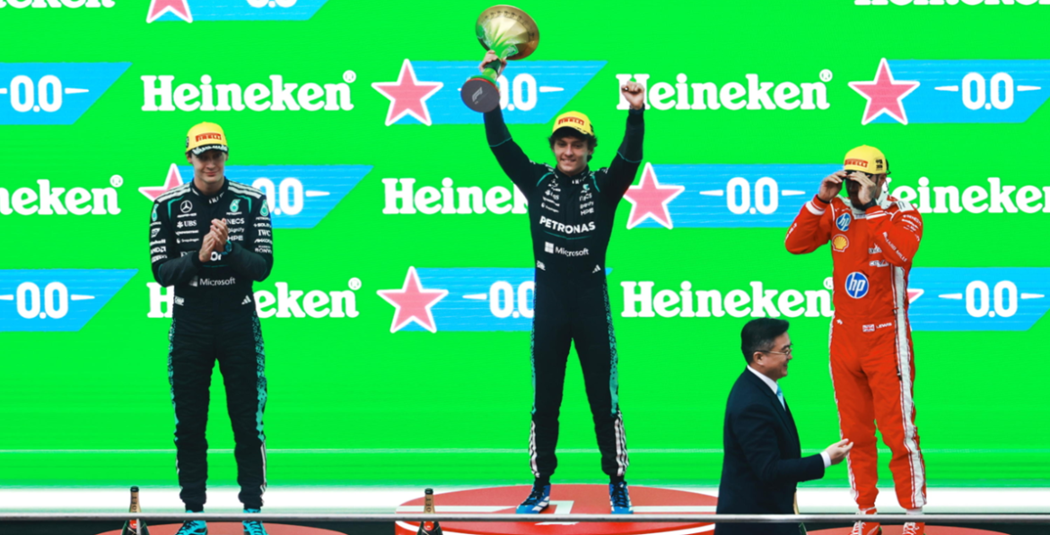 Kimi Antonelli sul podio dopo la vittoria del Gp in Cina Foto Ansa