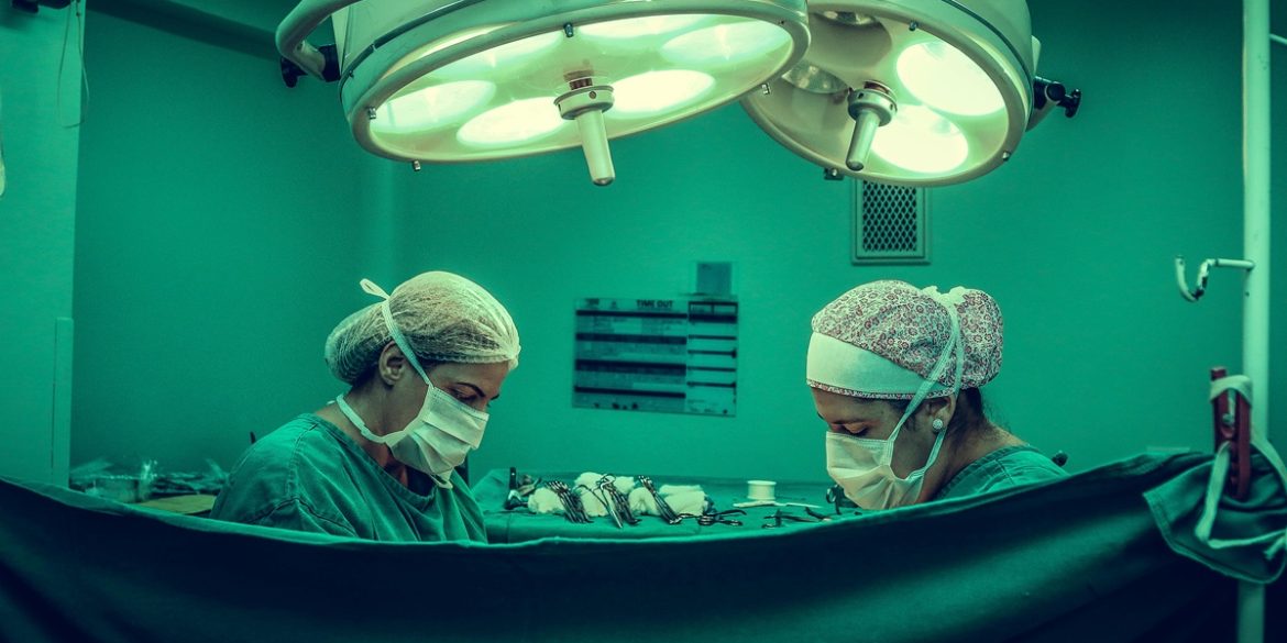 Medici in sala operatoria