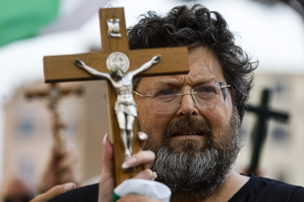 Usava i social dai domiciliari, Mario Adinolfi va in carcere Adinolfi carcere social