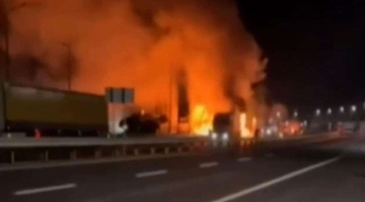 Una stazione di servizio a Yahodyn, vicino al confine tra Ucraina e Polonia, è stata colpita durante un massiccio attacco di droni provocando un vasto incendio | Foto Ansa