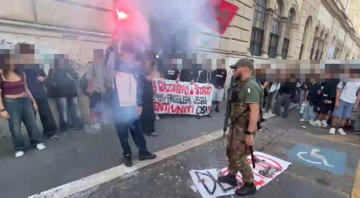 La protesta degli studenti di Osa davanti ad alcune scuole scuola stranieri