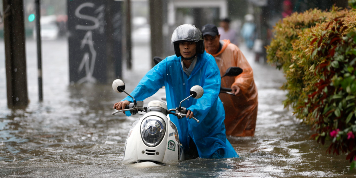 motorini Residenti trascinano i motorini sommersi | Foto Ansa
