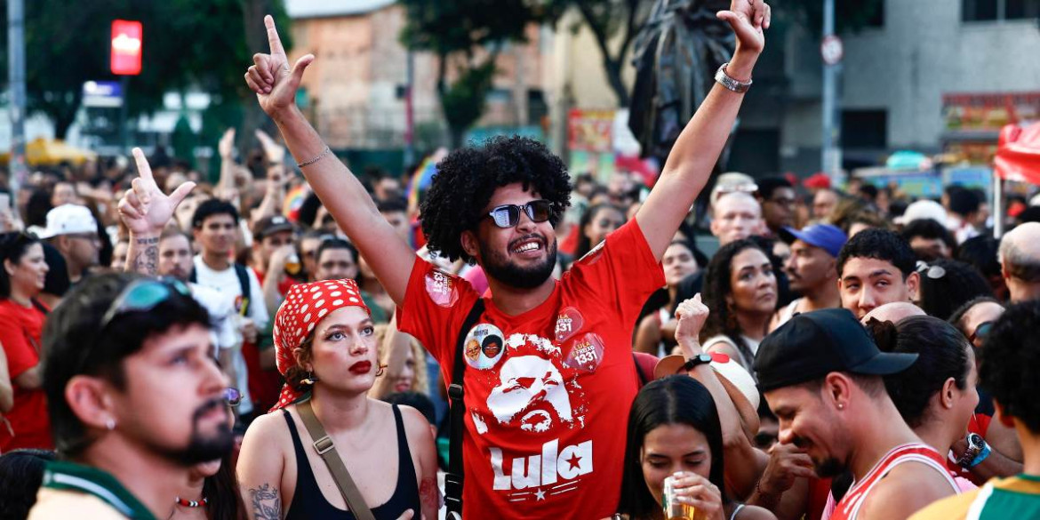 Sostenitori di Lula seguono in piazza lo spoglio del primo turno delle elezioni presidenziali in Brasile