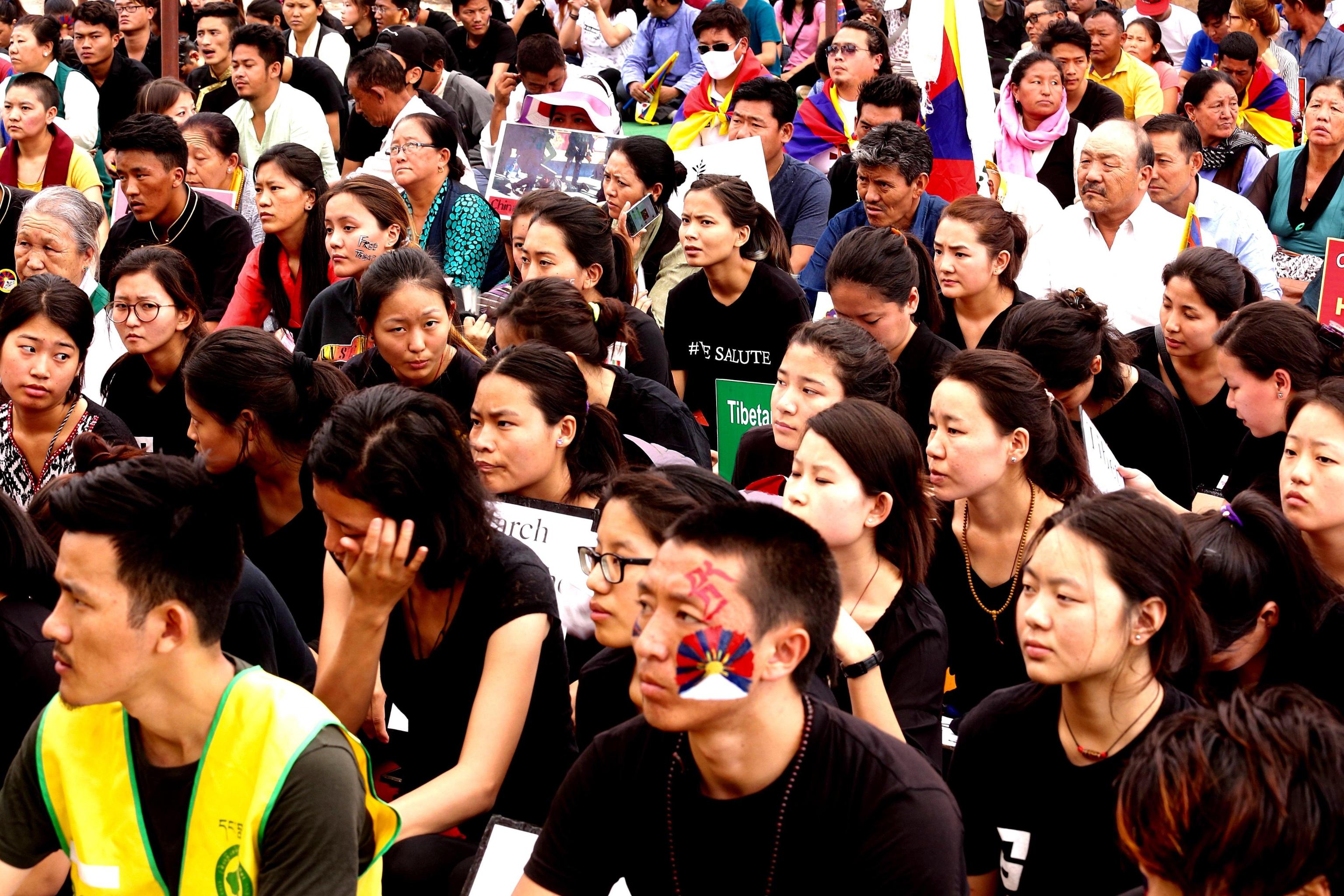 Un gruppo di tibetani si riunisce in occasione del 58 Anniversario dalla rivolta di Lhasa contro il regime militare