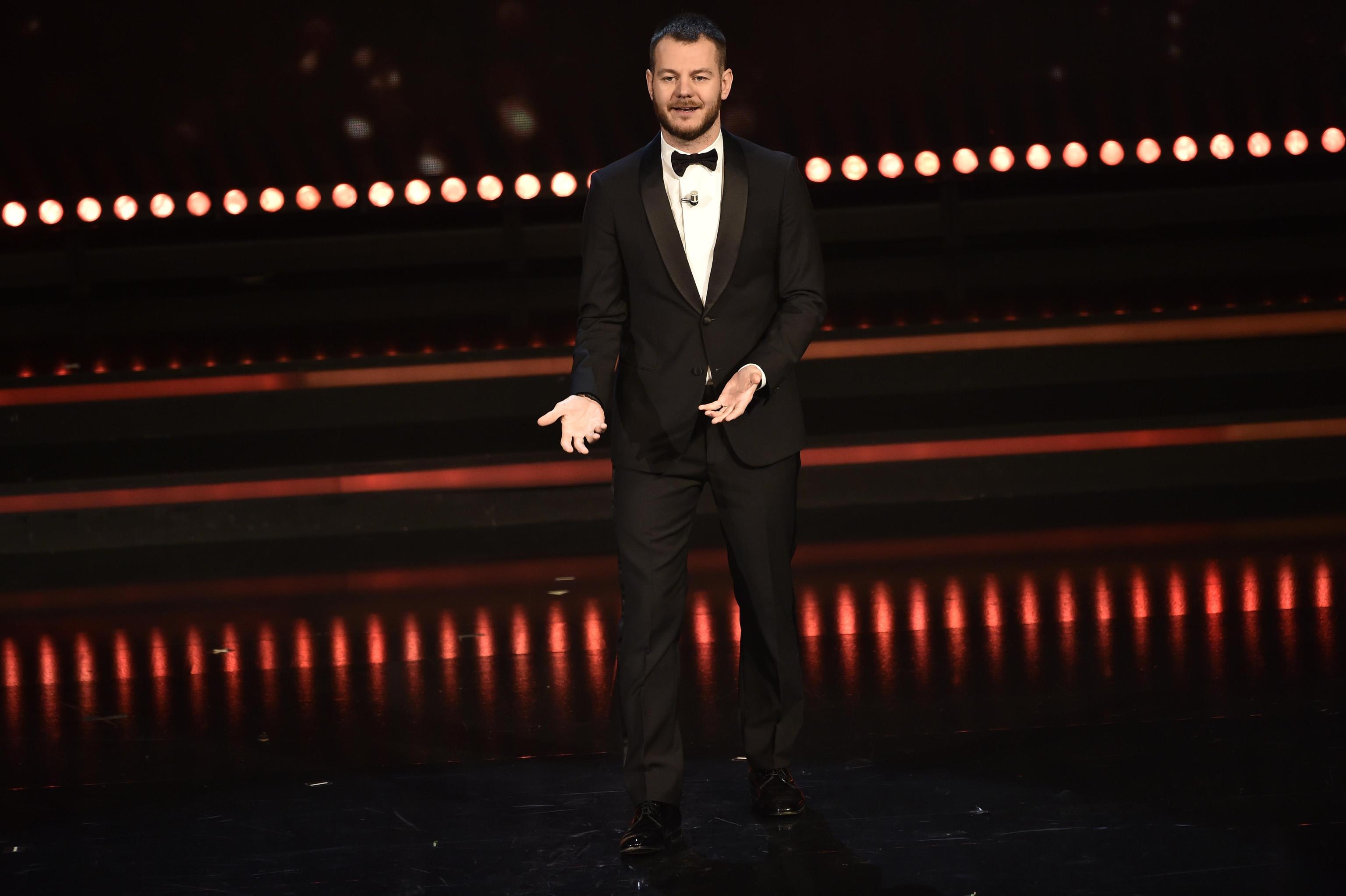 Come l’anno scorso, a tenere in mano le redini della serata è stato il conduttore delle grandi occasioni Sky, Alessandro Cattelan