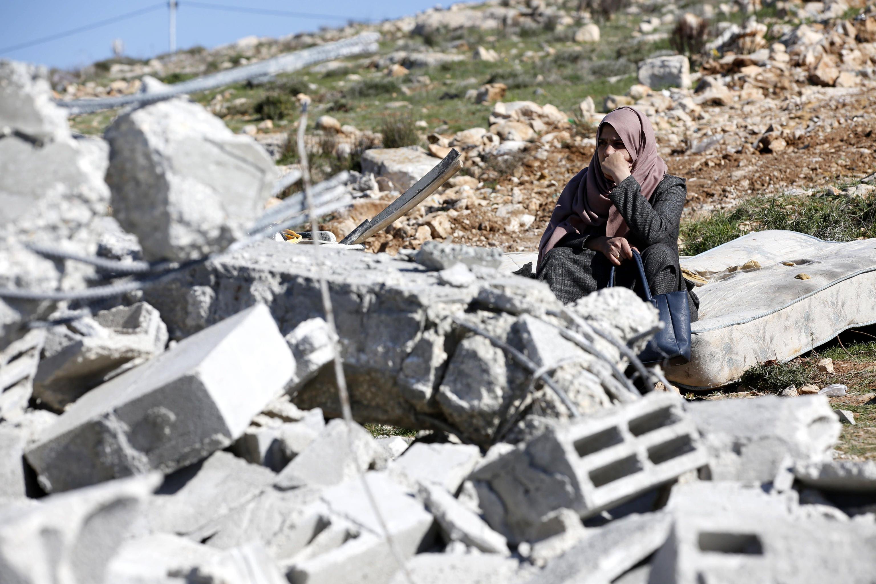 Taghrid sulle macerie della sua abitazione, rasa al suolo dai bulldozer israeliani.