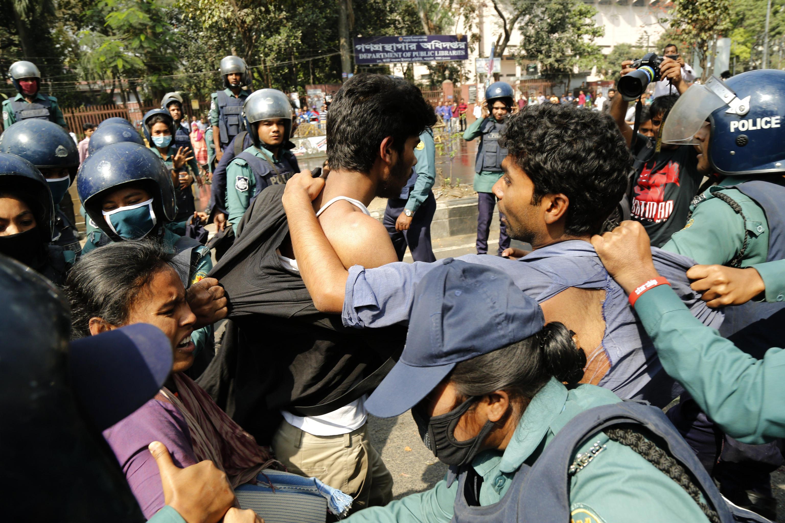 La polizia arresta alcuni studenti a Dhaka in Bangladesh, durante uno sciopero di mezza giornata contro l'aumento delle tasse sul gas