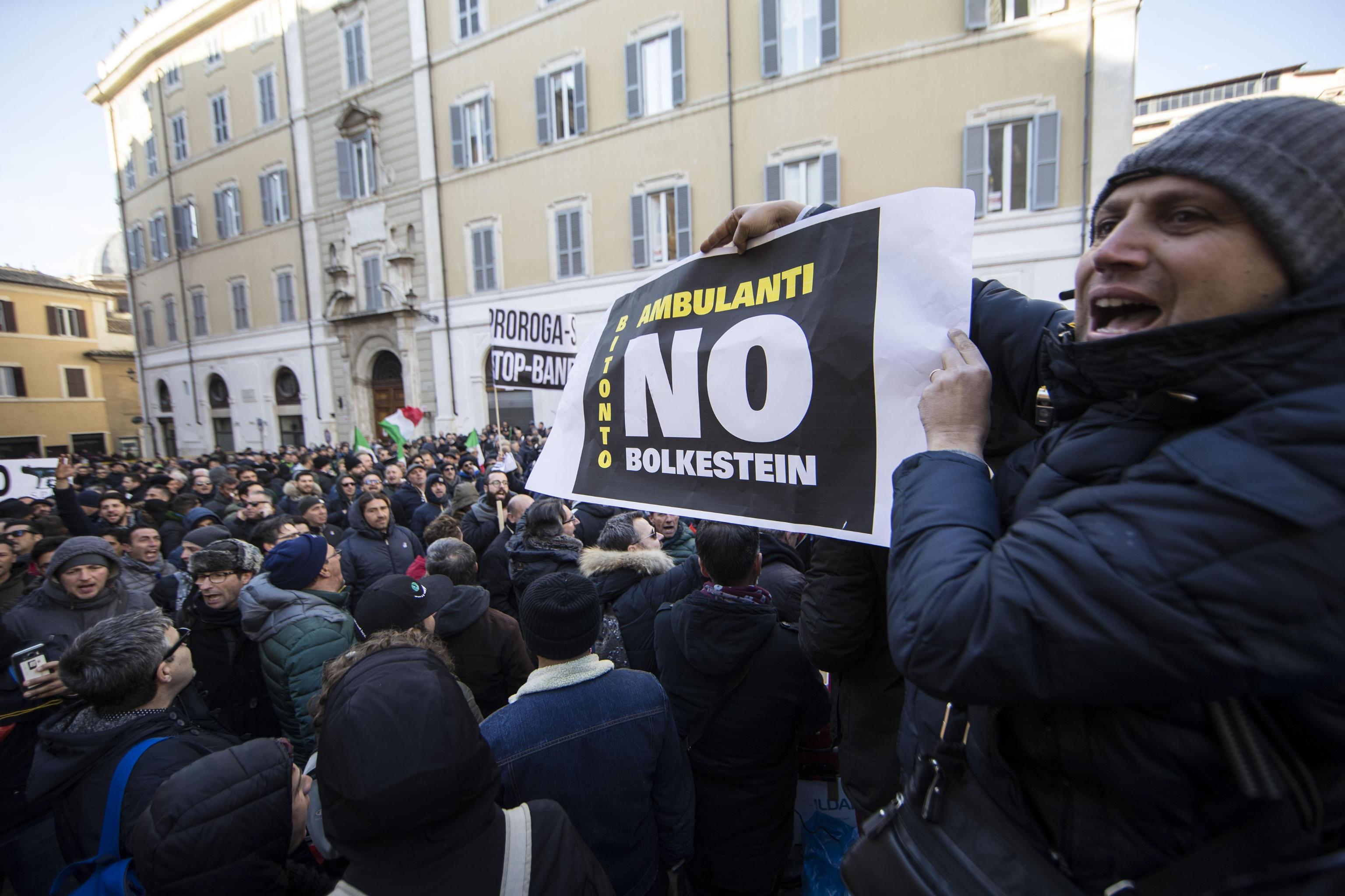 Un momento della manifestazione contro la direttiva Bolkestein a Montecitorio.