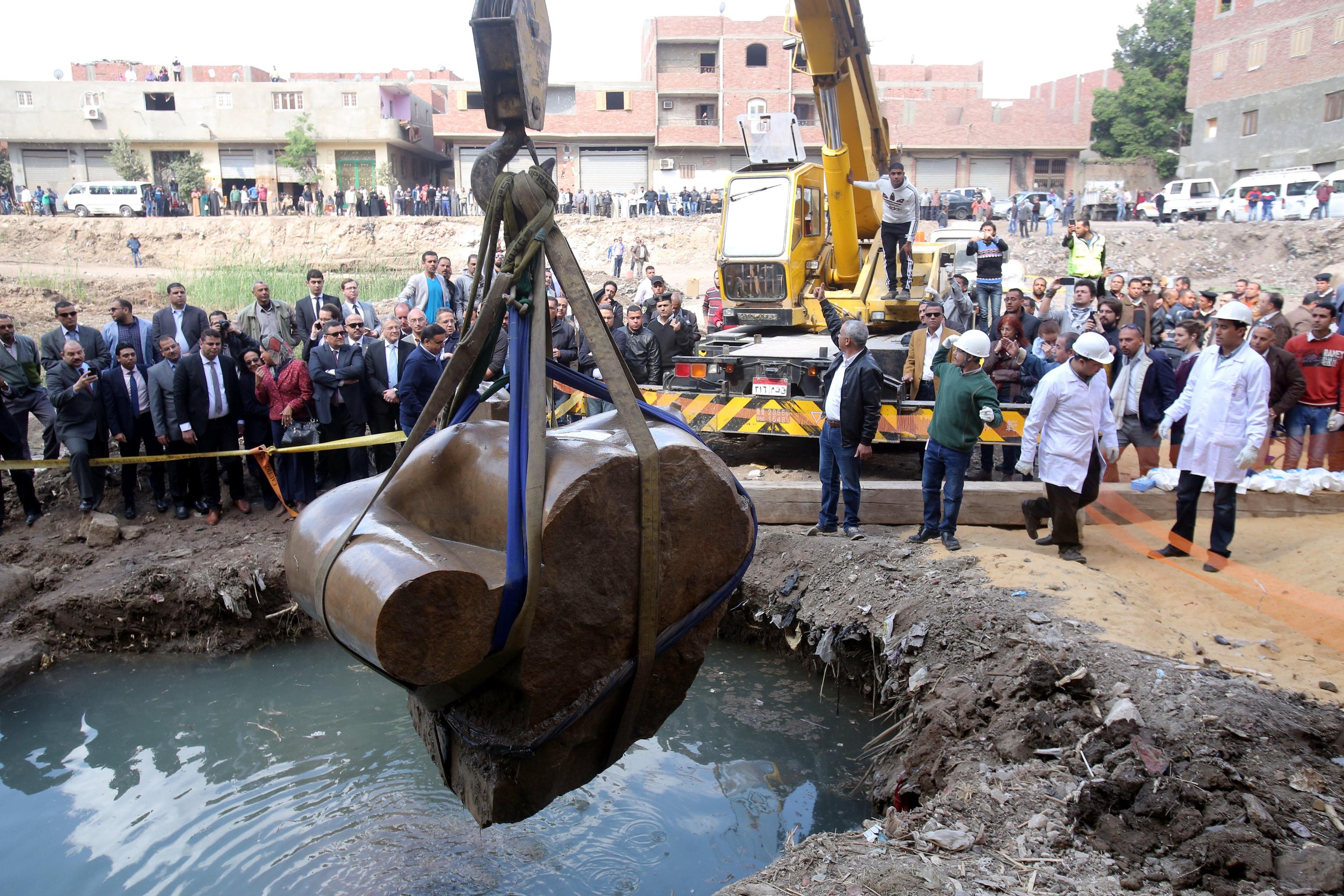 Archeologi e mezzi a lavoro per estrarre la statua di Ramses