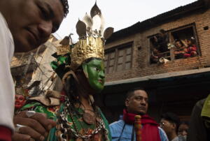  Un uomo nepalese indossa una maschera religiosa mentre partecipa alla manifestazione del Naradevi Dance festival a Kathmandu