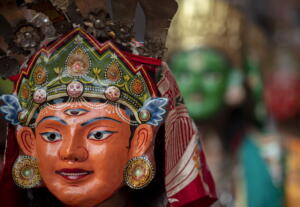 I devoti indossano maschere religiose durante il Naradevi Dance festival a Kathmandu