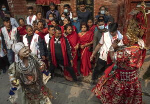 I devoti indossano maschere religiose e partecipano alla manifestazione del Naradevi Dance festival