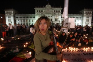 I manifestanti di fronte al “Palacio verde”, antica sede del governo 