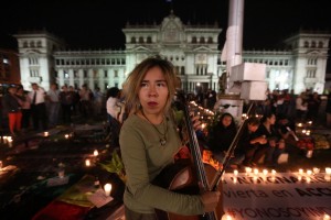 I manifestanti di fronte al “Palacio verde”, antica sede del governo 