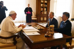 01 Il presidente Santos e il suo predecessore Uribe a colloquio con Papa Francesco
