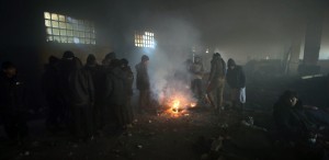 I migranti appiccano un fuoco per provare a scaldarsi
