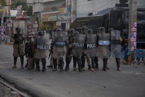 03 - La polizia antisommossa schierata per contrastare le proteste