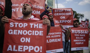 03 Alcuni cartelli recitano Stop al genocidio di Aleppo e Russia hai ucciso persone innocenti