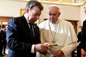 04 Santos dona al Papa una penna ricavata da una pallottola