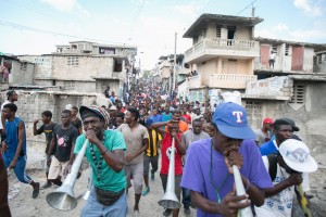 05 - Manifestanti – in questo caso pacifici - per le vie di Port-au-Prince